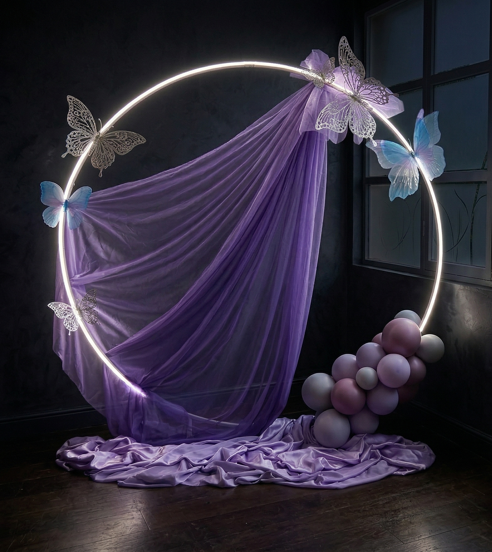 Ornamentación de salón con telas y elementos decorativos